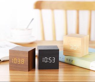 Relógio de madeira com controle de som/ FUNCIONAMENTO A PILHA A