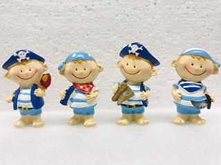 OBJETO DE DECORACAO, BONECO PIRATA COM DECORACAO NAUTICA - TAMANHO: PEQUENO - MATERIAL: P