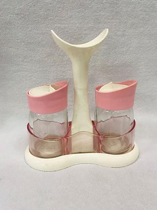 CONJ. 3 PECAS SALEIRO/PIMENTEIRO (1 SALEIRO E 1 PIMENTEIRO DE VIDRO SODO-CALCICO + SUPORTE DE PS E T