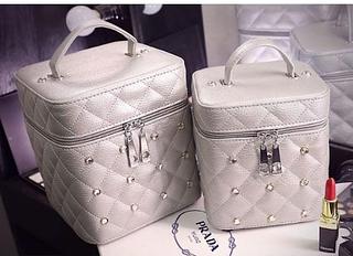 NECESSARIE FEMENINA ORGANIZADORA PARA VIAGEM DE TECIDO EM COURO SINTETICO CONHECIDO COMO PU COM ALCA E FE