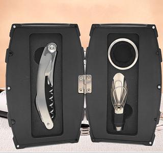 KIT EM FORMATO DE BARRIL, COMPOSTO DE 1 ABRIDOR DE GARRAFAS, 1 BIQUEIRA E 1 ANEL CORTA GOTAS, TODOS DE METAL