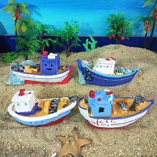 OBJETO DE DECORACAO, BARCO COM DECORACAO NAUTICA - TAMANHO: PEQUENO - MATERIAL: PLASTICO