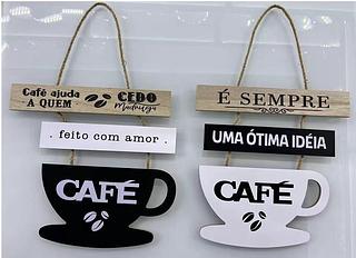 ITEM DE DECORACAO PLACA EM MDF COM FRASES EM FORMATO DE CANECA COM CORES DIVERSAS