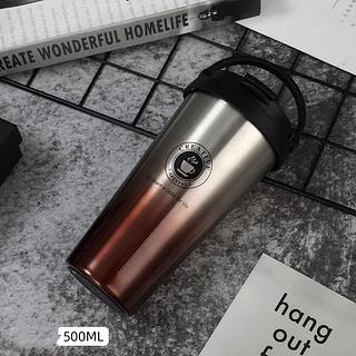 Caneca de café com canudo