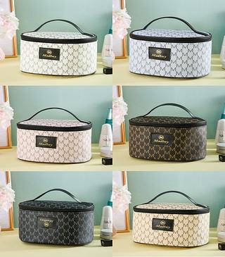 NECESSARIE FEMININA ORGANIZADORA PARA VIAGEM DE TECIDO POLIESTER COM ALCA E FECHAMENTO POR ZIPER