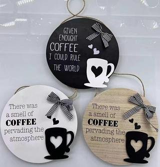 ITEM DE DECORACAO PLACA EM MDF COM FRASES PARA PENDURAR NA PAREDE DE TAMANHO 24X24 CM COM CORES DIVERSAS